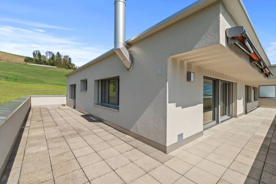 Spacious 5.5-room attic apartment with 72 m² terrace and panoramic view