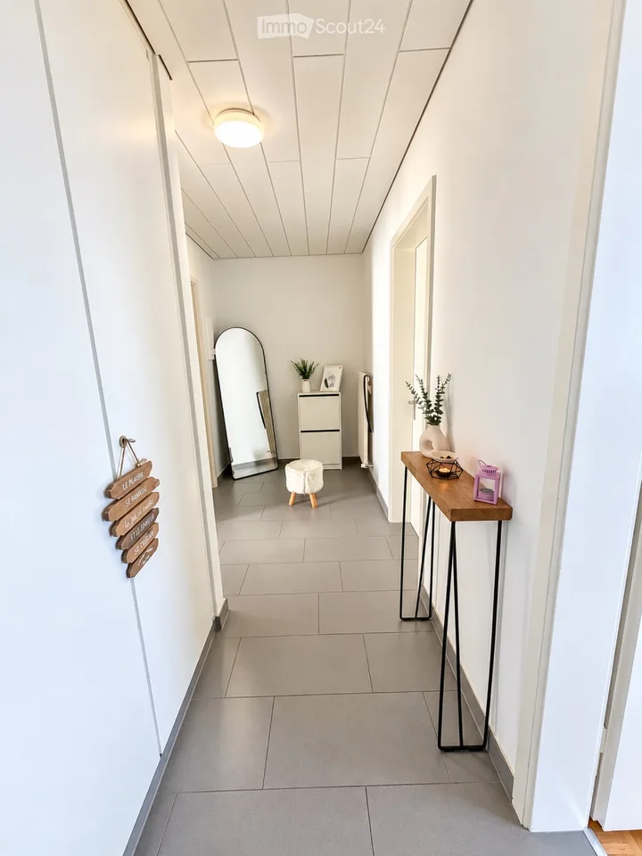 Spacious 2.5-room apartment with balcony and plenty of light