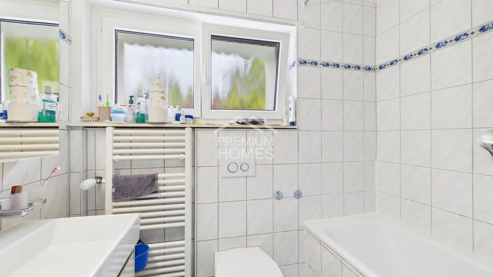 Casa familiare da sogno con camino e giardino soleggiato – foto 12 di 24
