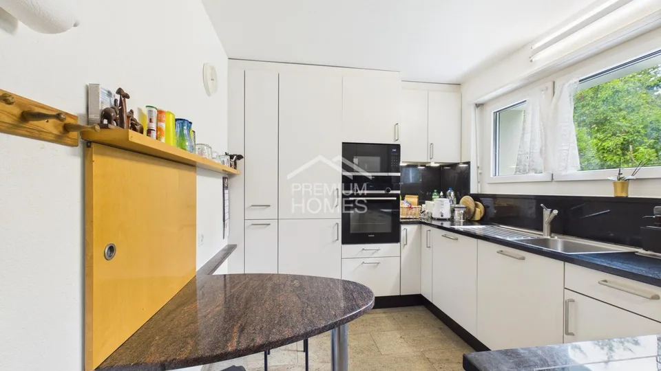 Casa familiare da sogno con camino e giardino soleggiato – foto 7 di 24