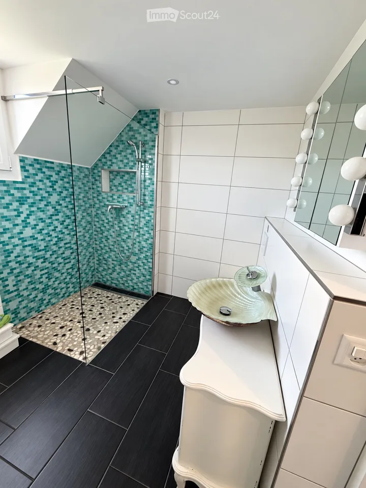 Special 4.5-room maisonette apartment in a two-family house