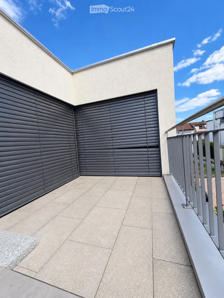 Special 4.5-room maisonette apartment in a two-family house