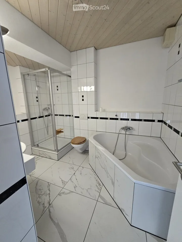 Appartamento di 4.5 locali con terrazza sul tetto eccezionalmente grande a Bösingen – disponibile immediatamente!