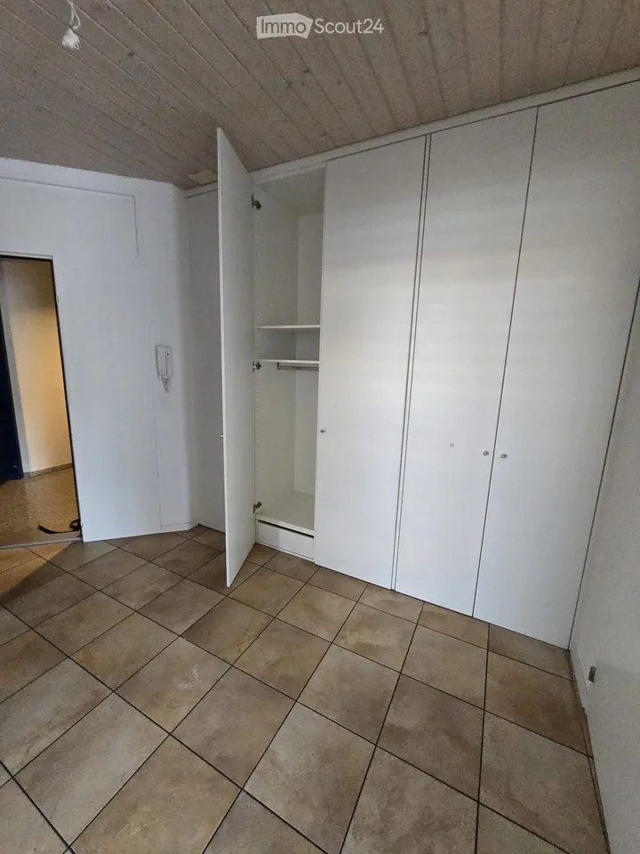 Appartamento di 4.5 locali con terrazza sul tetto eccezionalmente grande a Bösingen – disponibile immediatamente!