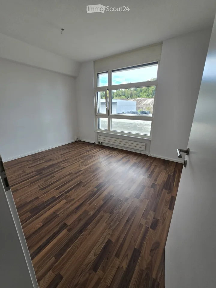 Appartamento di 4.5 locali con terrazza sul tetto eccezionalmente grande a Bösingen – disponibile immediatamente!