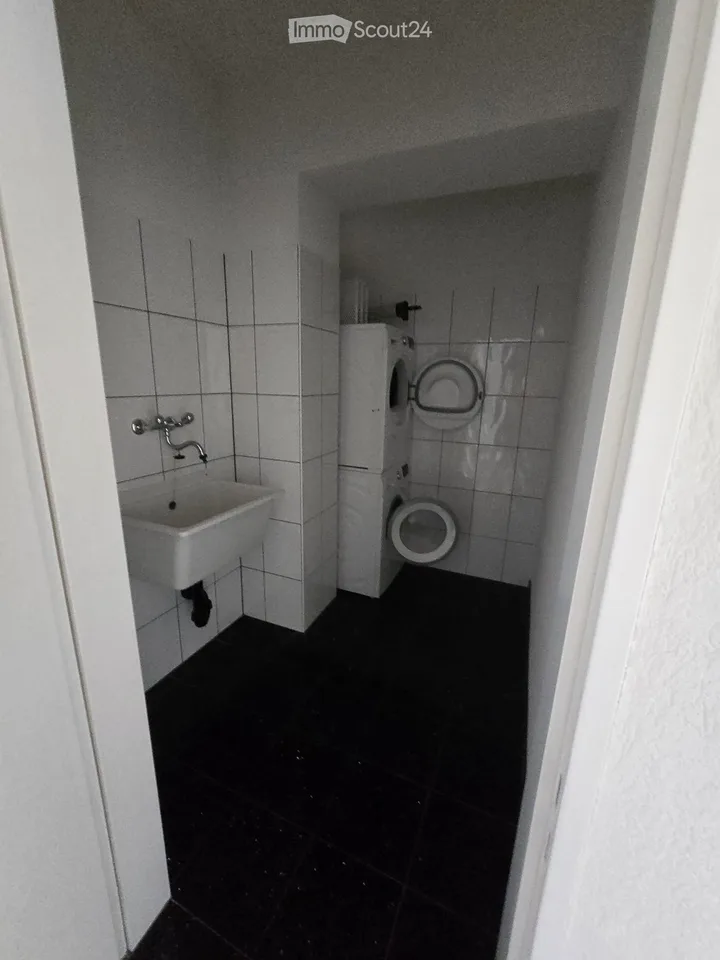 Appartamento di 4.5 locali con terrazza sul tetto eccezionalmente grande a Bösingen – disponibile immediatamente!