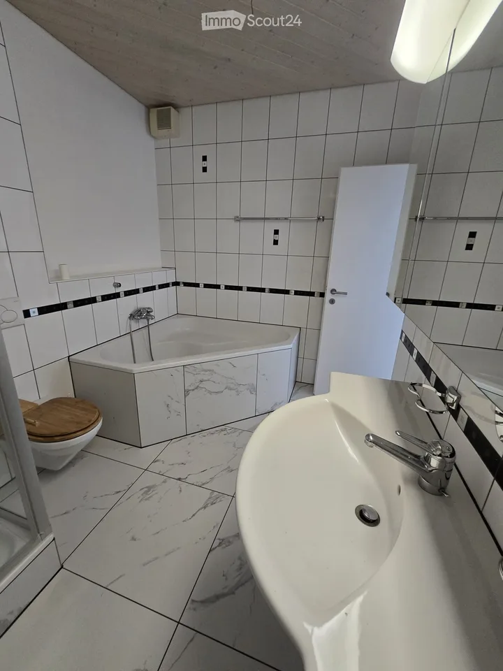 Appartamento di 4.5 locali con terrazza sul tetto eccezionalmente grande a Bösingen – disponibile immediatamente!