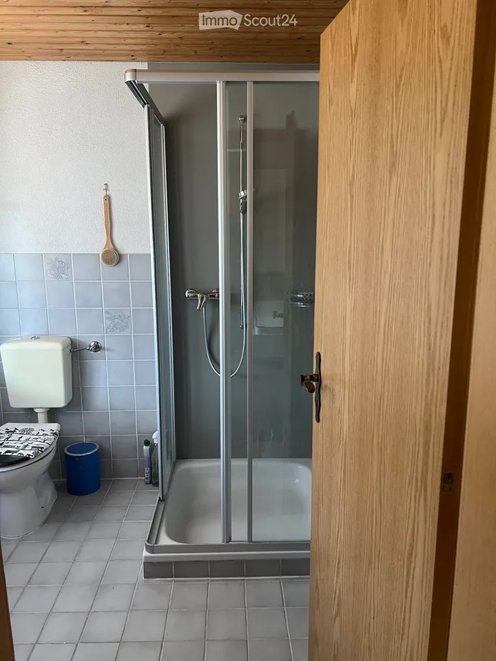 Möbliertes Zimmer mit Dusche/WC zu vermieten