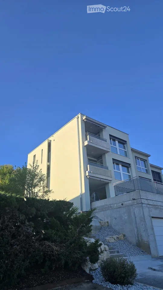 Neue Dachgeschosswohnung in Matran, mit superber Aussicht und Parkplatz