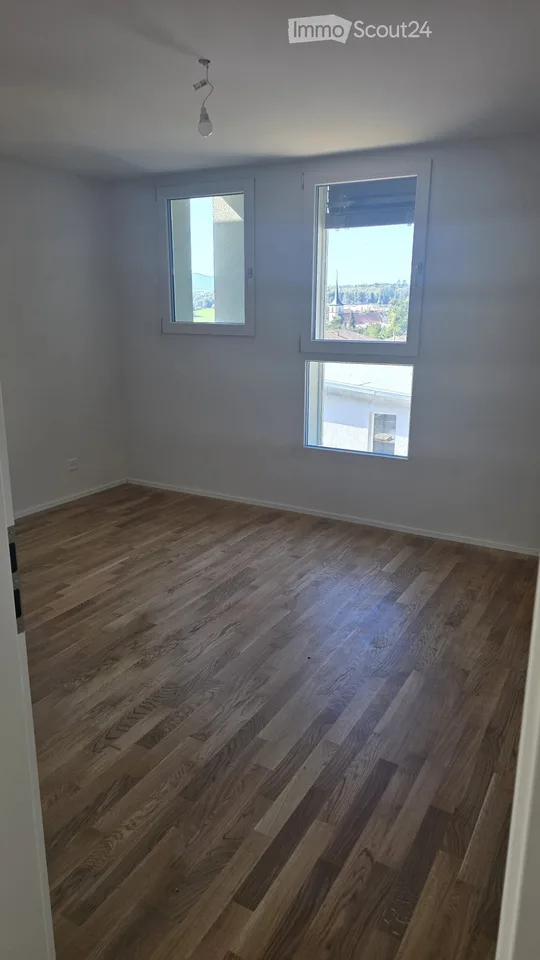 Neue Dachgeschosswohnung in Matran, mit superber Aussicht und Parkplatz