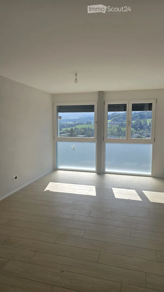 Neue Dachgeschosswohnung in Matran, mit superber Aussicht und Parkplatz
