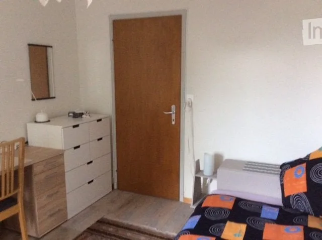 Unabhängiges möbliertes Zimmer
