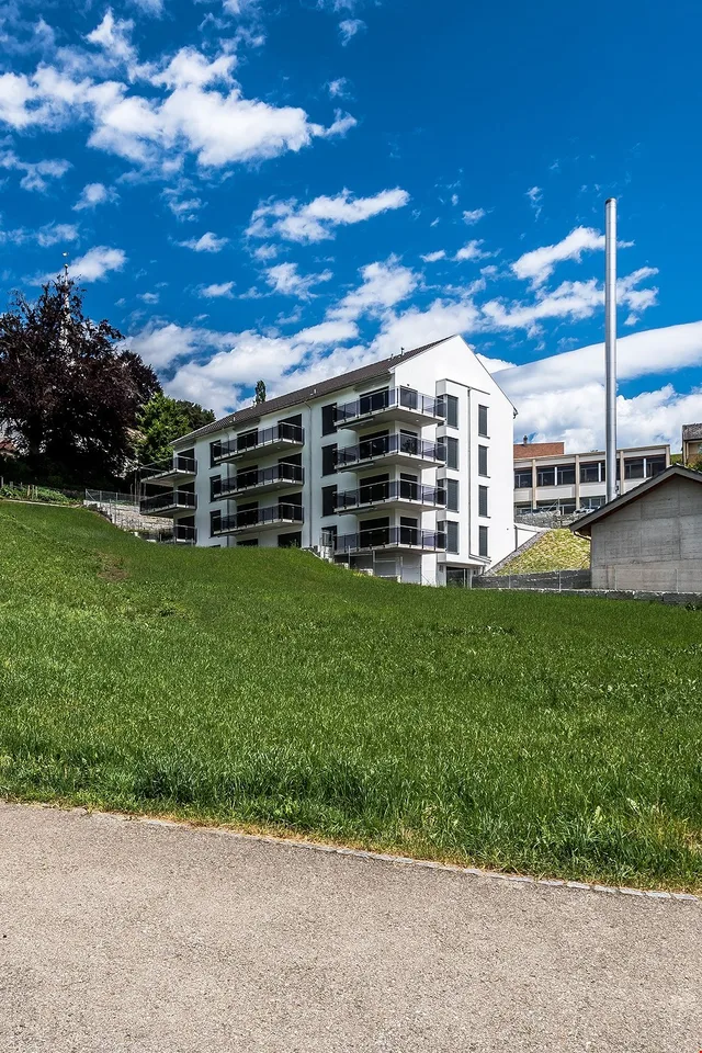Living where others seek relaxation – spacious apartment with large terrace seeks tenant
