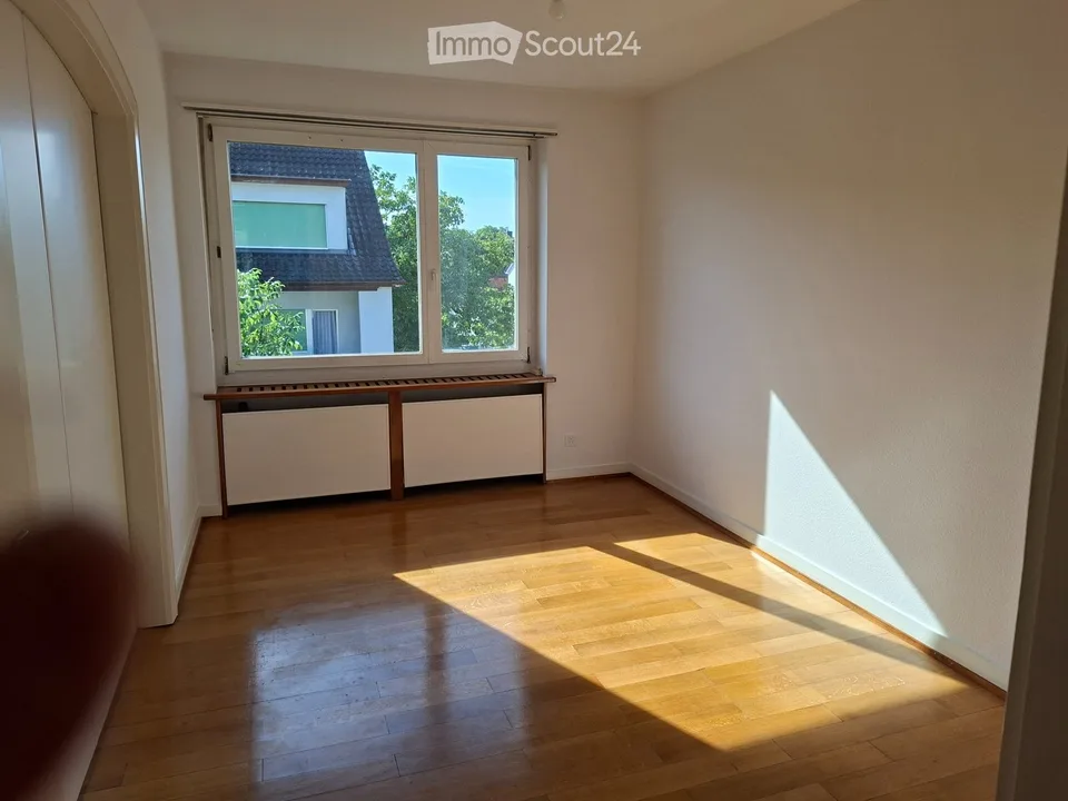 Grand, charmant et central appartement 4.5 pièces avec balcon/rénové
