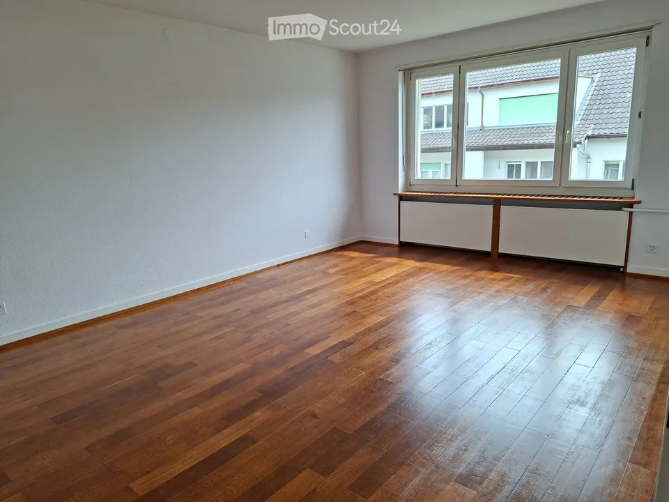 Grand, charmant et central appartement 4.5 pièces avec balcon/rénové