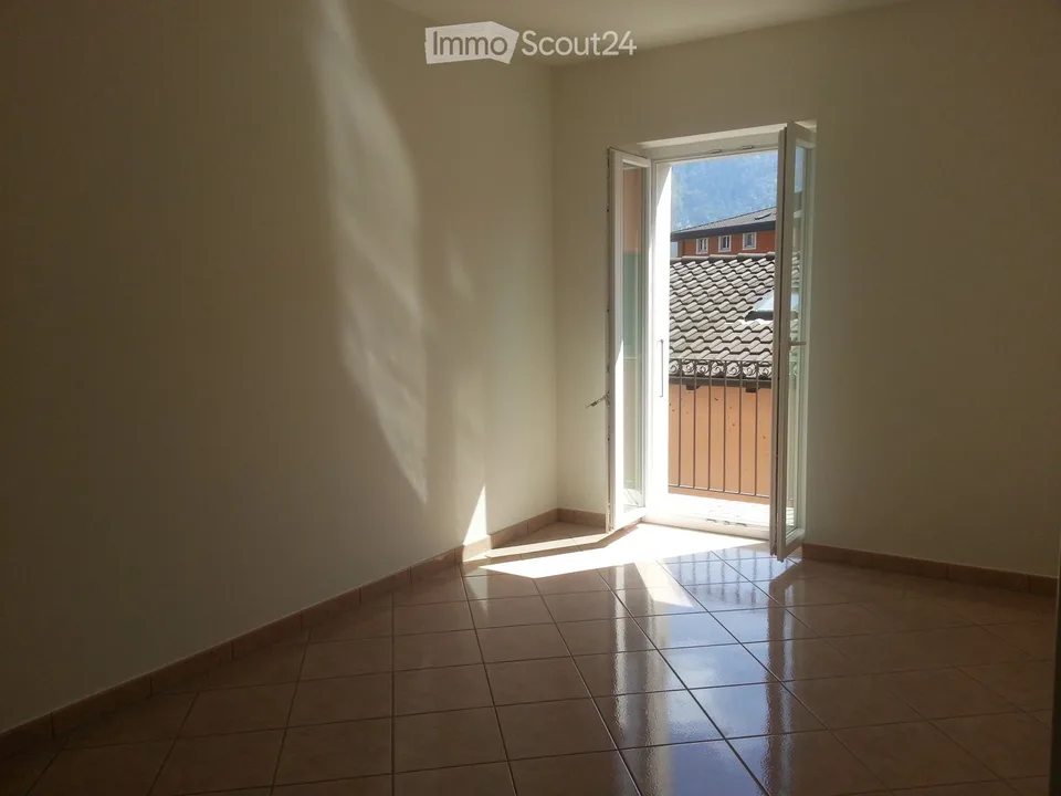 Sonnige 2.5-Zimmer-Wohnung mit Balkon in Melide, nahe am See – Foto 2 von 8