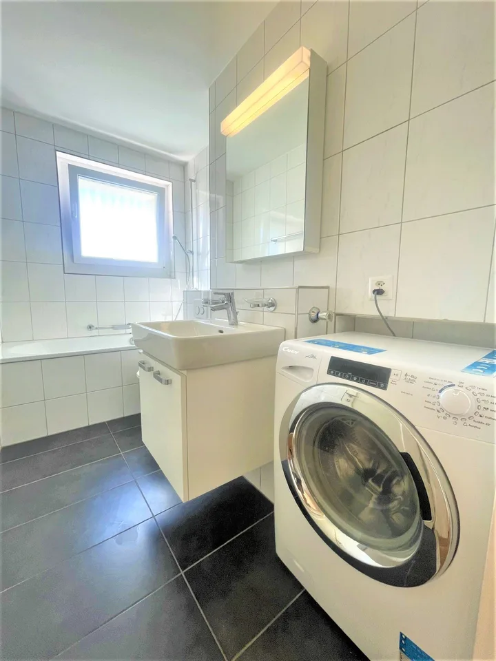 Moderne 2.5 Zimmer Wohnungen mit Waschmaschine/ Tumbler neben Emmencenter