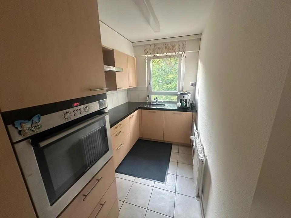 Grosszügige 3.5Zi. Wohnung im Grünen. Tiefgaragenplatz kann übernommen werden