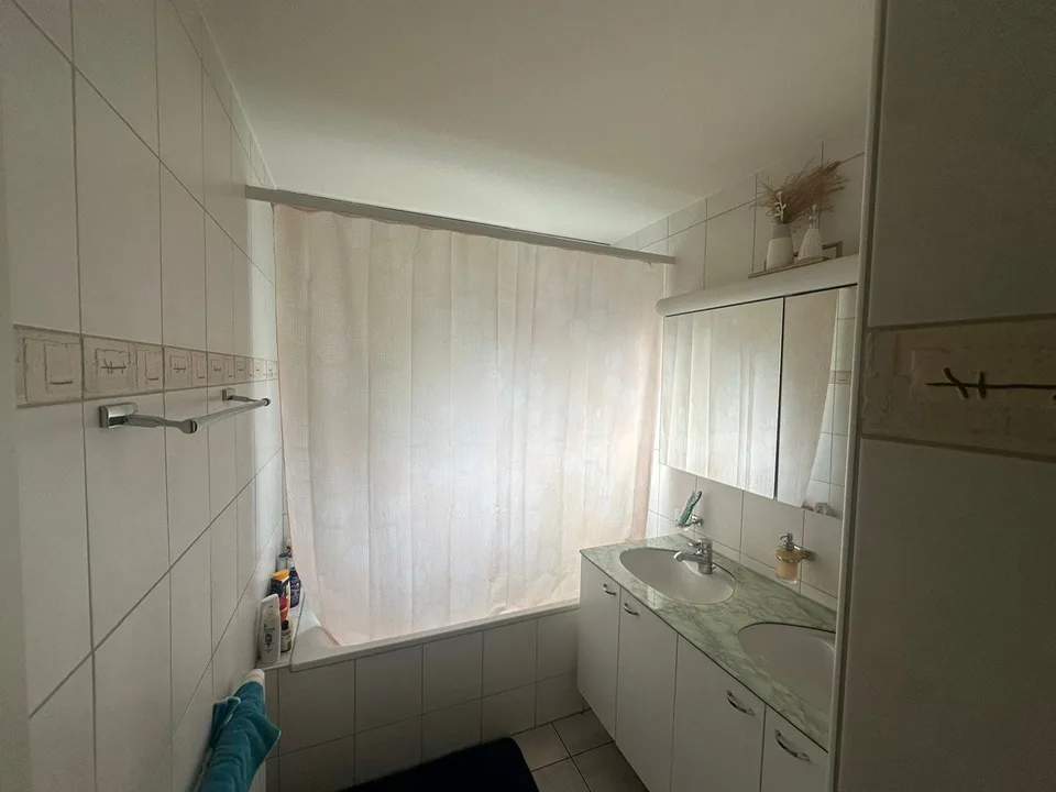 Grosszügige 3.5Zi. Wohnung im Grünen. Tiefgaragenplatz kann übernommen werden