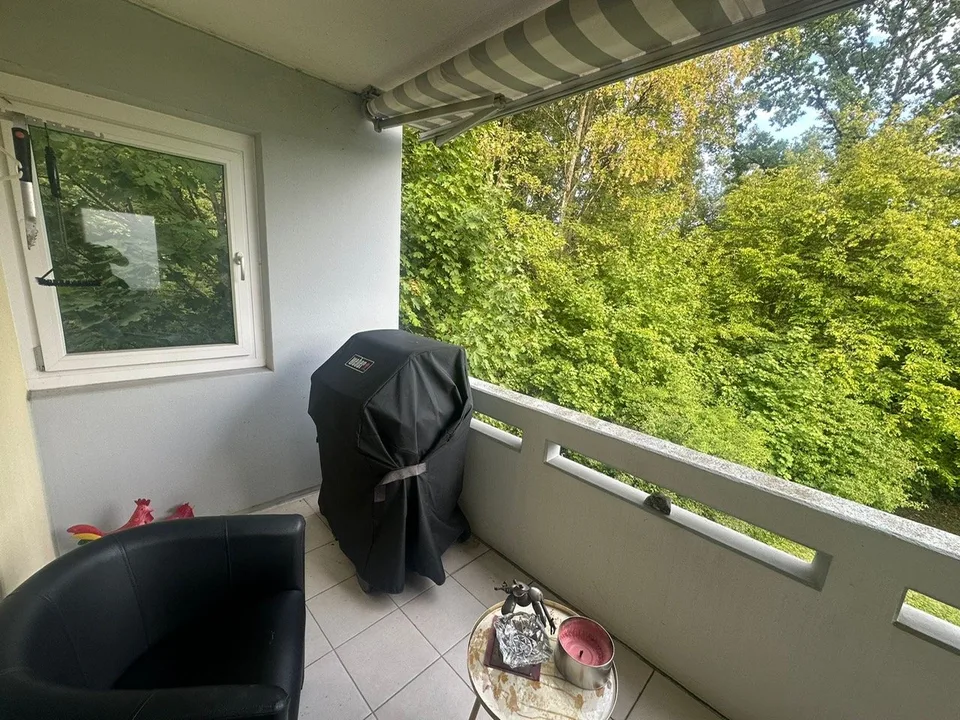 Grosszügige 3.5Zi. Wohnung im Grünen. Tiefgaragenplatz kann übernommen werden