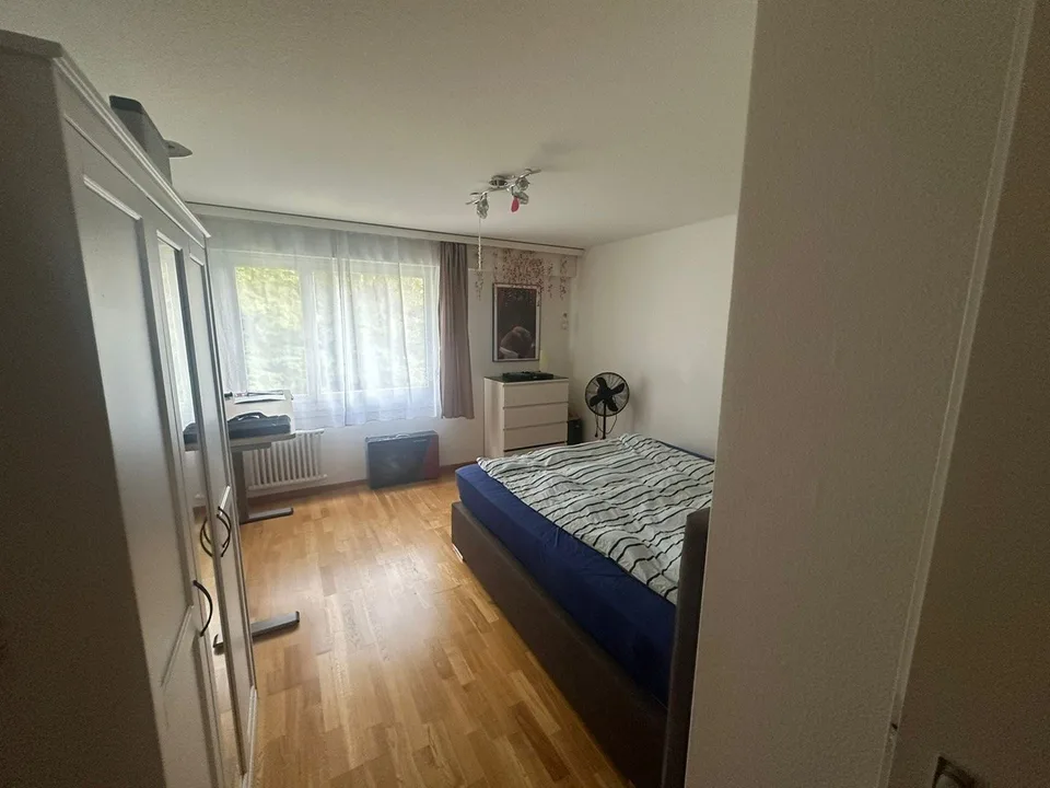 Grosszügige 3.5Zi. Wohnung im Grünen. Tiefgaragenplatz kann übernommen werden