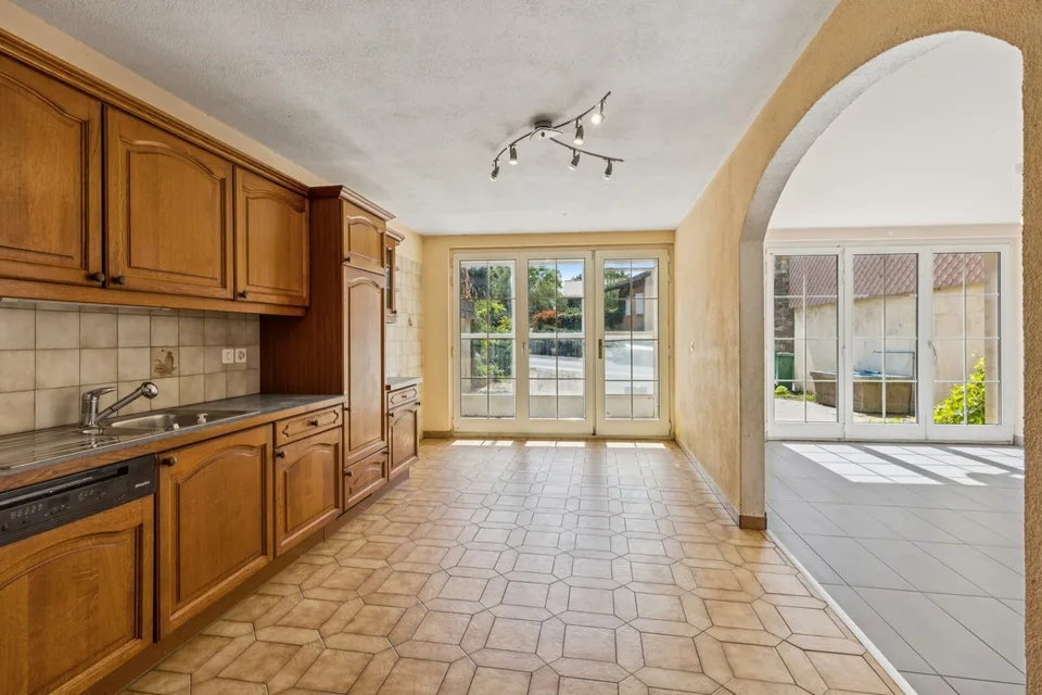 Haus im Dorf 6.5 Zimmer - Gutes Potenzial für Renovierung - La Chaux – Foto 4 von 11