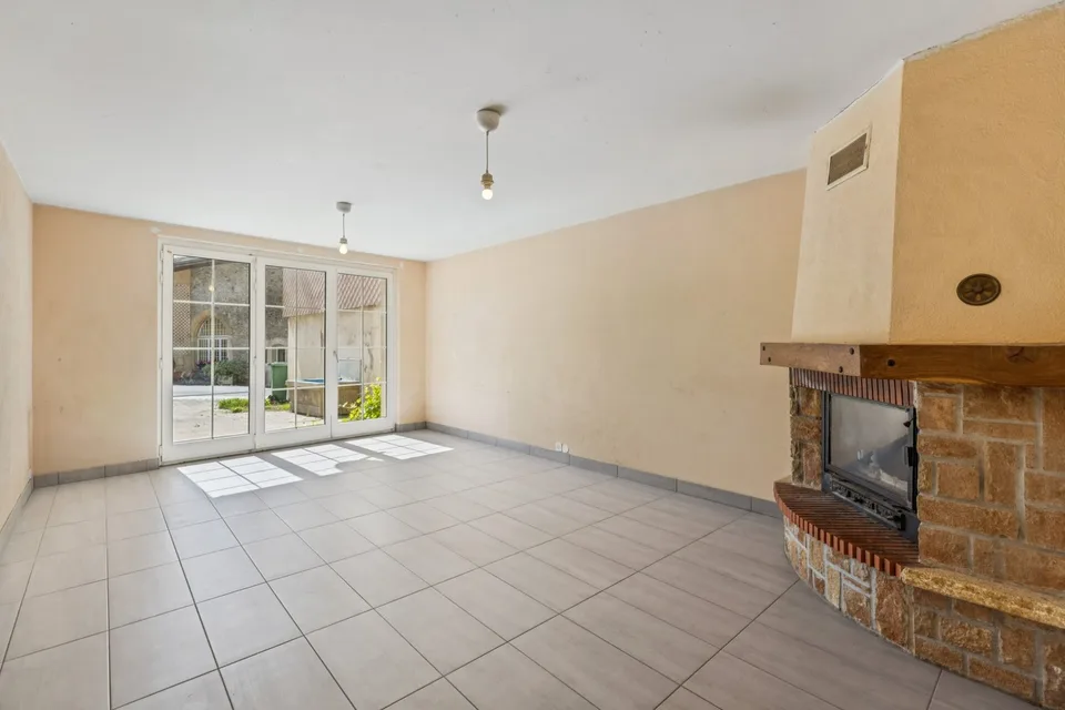 Haus im Dorf 6.5 Zimmer - Gutes Potenzial für Renovierung - La Chaux – Foto 2 von 11