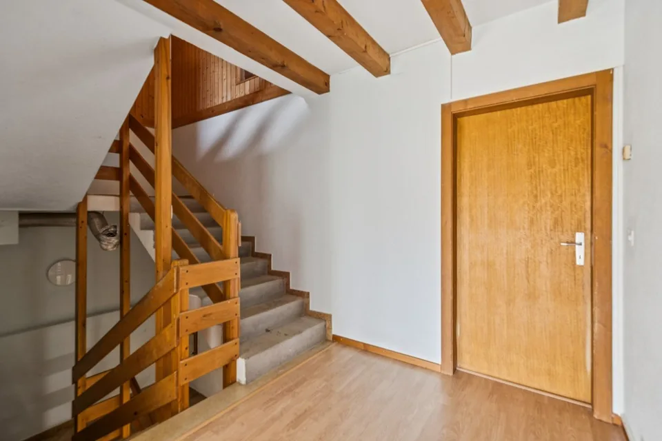 Haus im Dorf 6.5 Zimmer - Gutes Potenzial für Renovierung - La Chaux – Foto 8 von 11