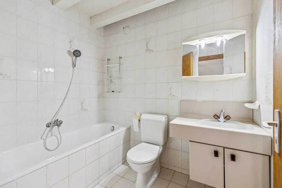 Haus im Dorf 6.5 Zimmer - Gutes Potenzial für Renovierung - La Chaux – Foto 9 von 11