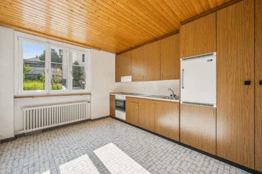Grosszügige 3½-Zimmer-Wohnung in Lanzenhäusern – Bahnhof in wenigen Gehminuten