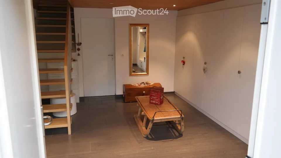 Appartamento unico di 3,5 locali in un edificio indipendente con garage