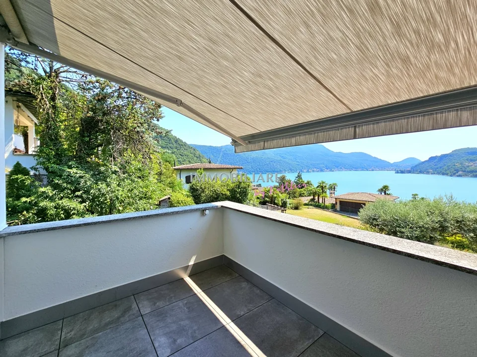 Appartamento nel Villa nel primo piano con bella terrazza e vista lago