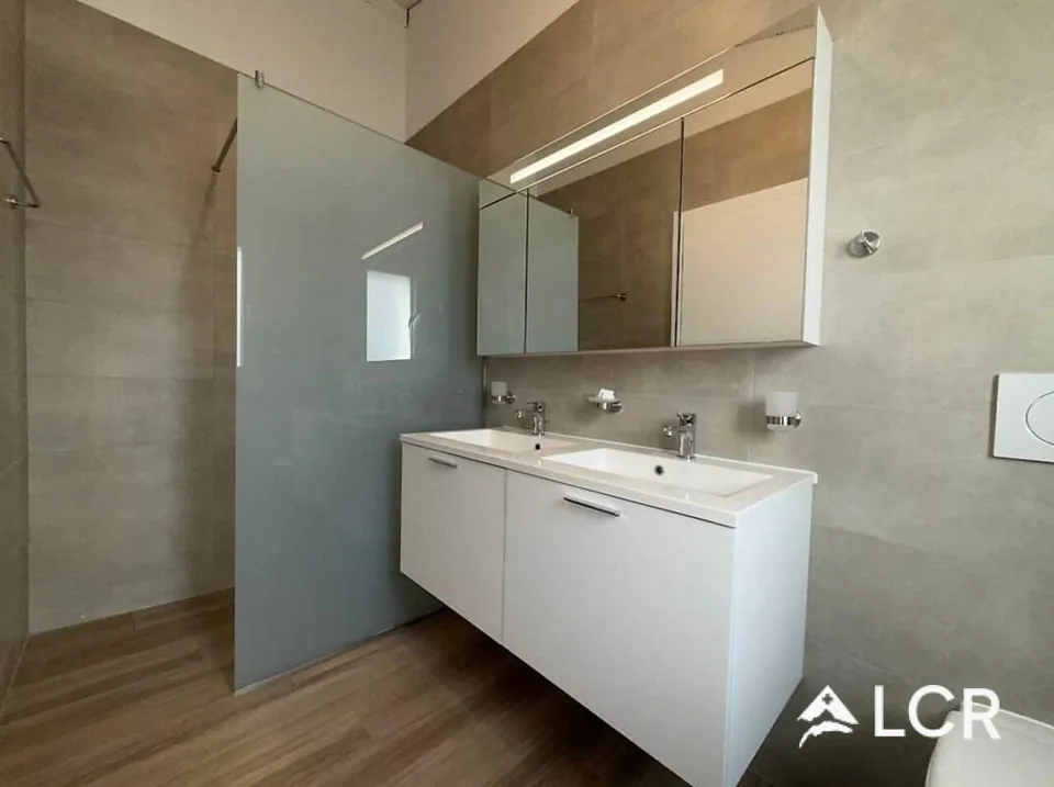 Magnifique appartement de 5.5P / 4 CHB / 2 SDB / 1 balcon / 1 Jardin /2 places de parc
