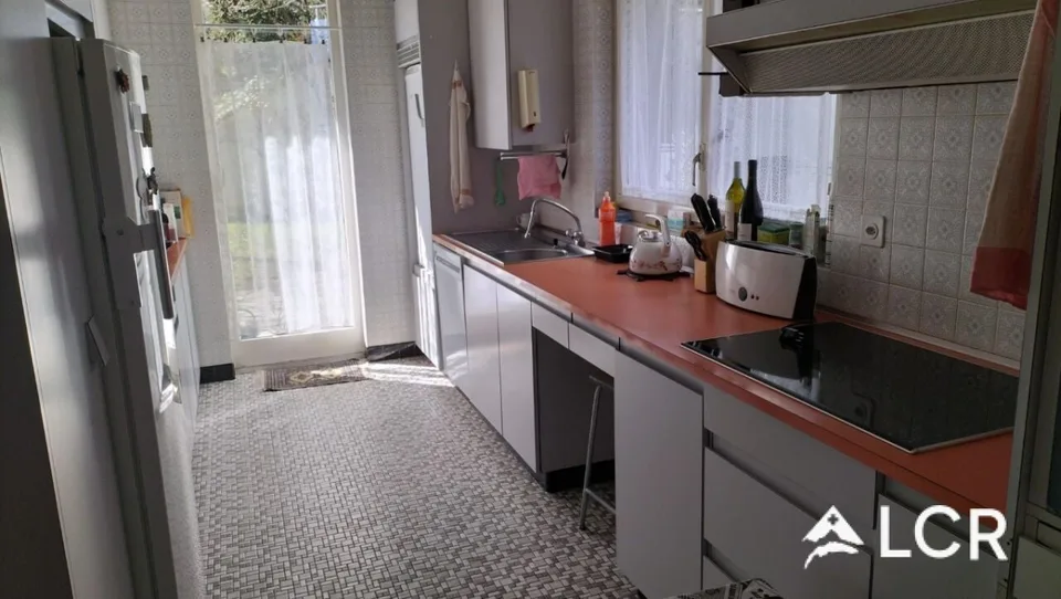 Furnished 7-room house with swimming pool