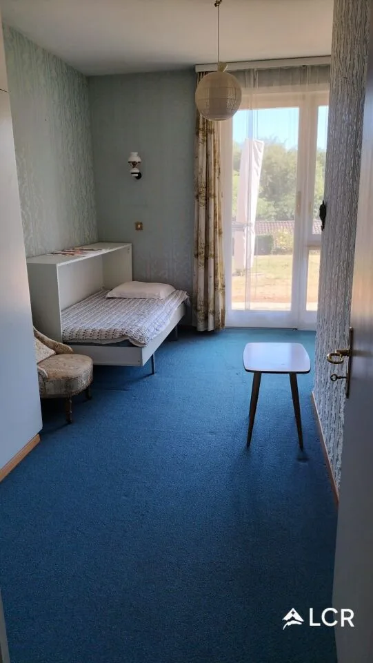 Furnished 7-room house with swimming pool