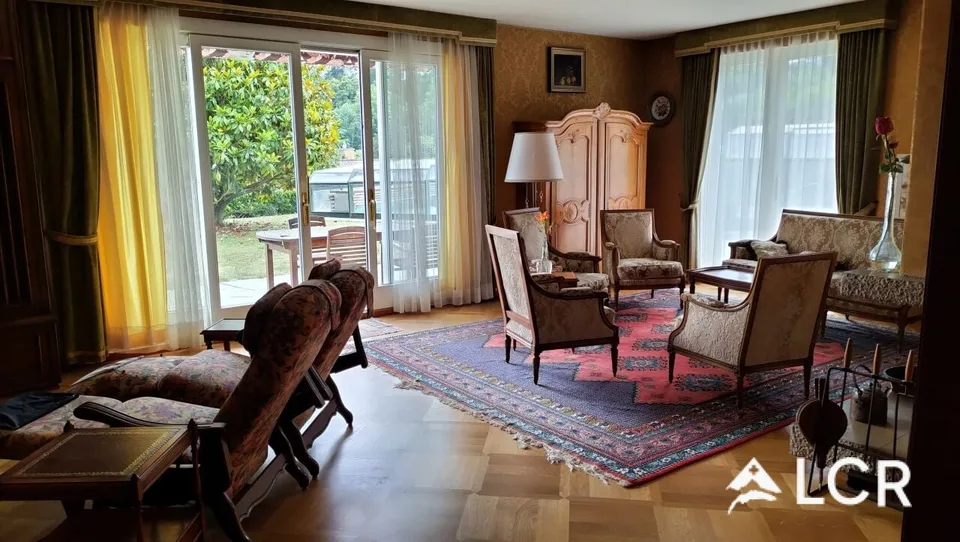 Furnished 7-room house with swimming pool