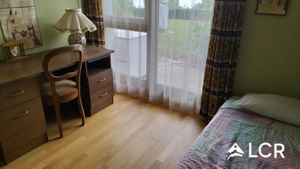 Furnished 7-room house with swimming pool