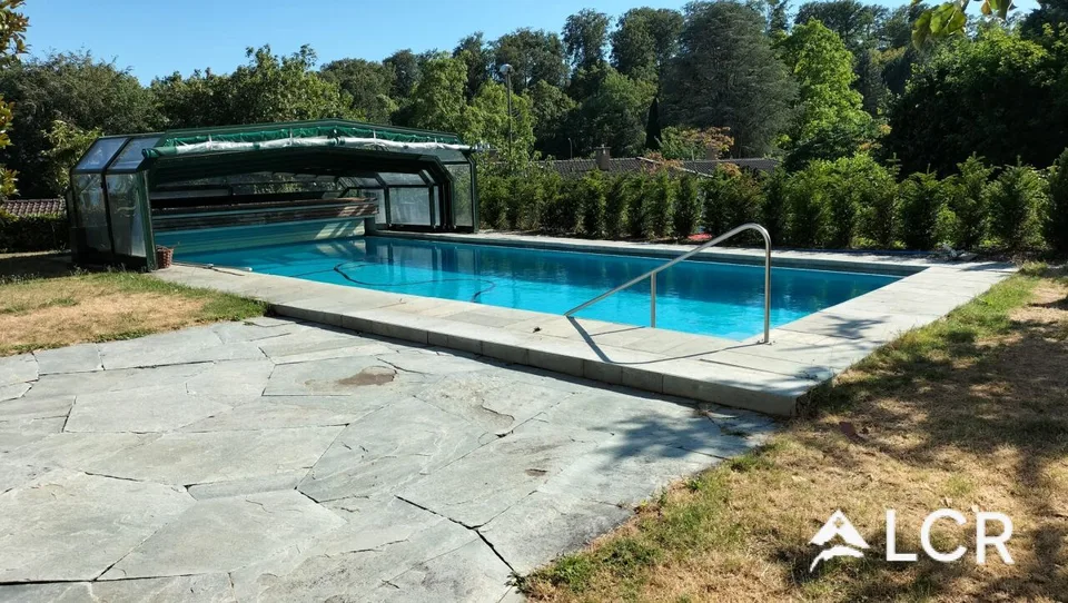 Furnished 7-room house with swimming pool