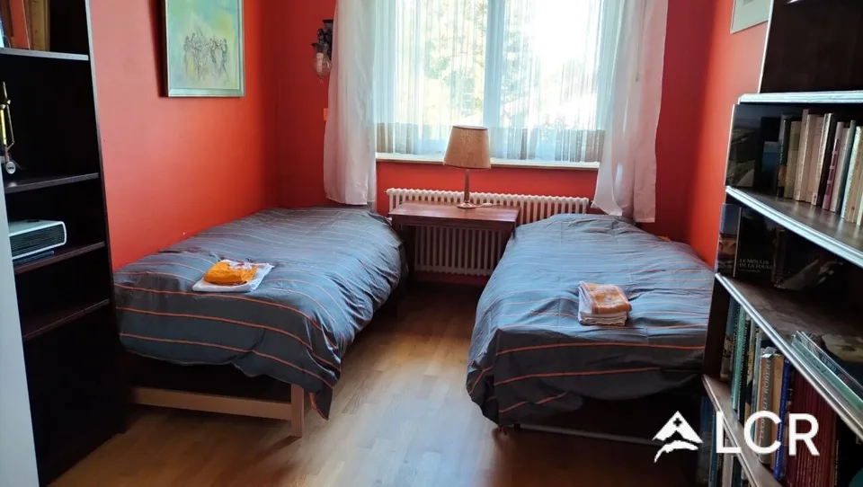 Furnished 7-room house with swimming pool