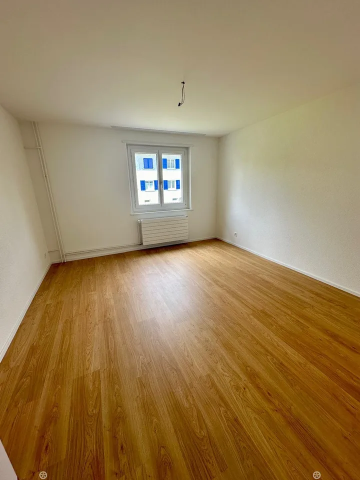 Renovierte 3-Zimmerwohnung mit Mansarde / Appartement rénovée de 3 pièces avec mansarde