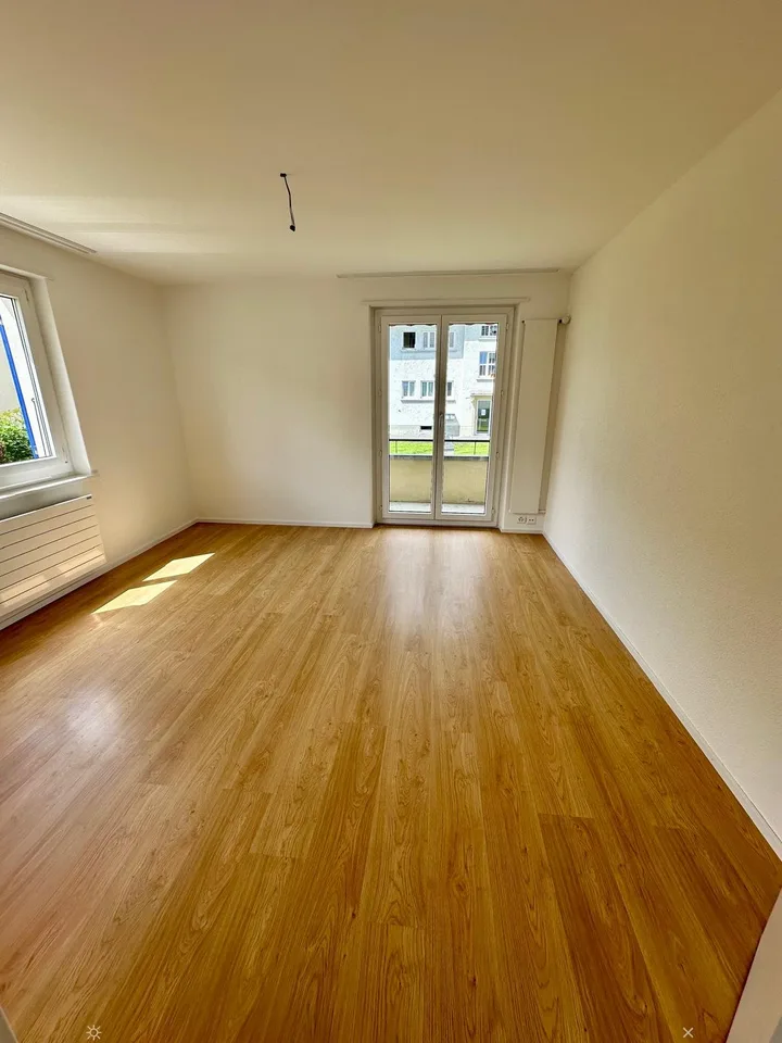 Renovierte 3-Zimmerwohnung mit Mansarde / Appartement rénovée de 3 pièces avec mansarde