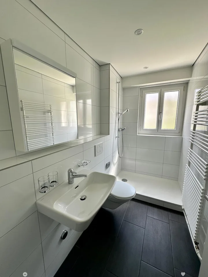 Renovierte 3-Zimmerwohnung mit Mansarde / Appartement rénovée de 3 pièces avec mansarde