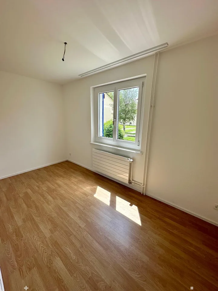 Renovierte 3-Zimmerwohnung mit Mansarde / Appartement rénovée de 3 pièces avec mansarde