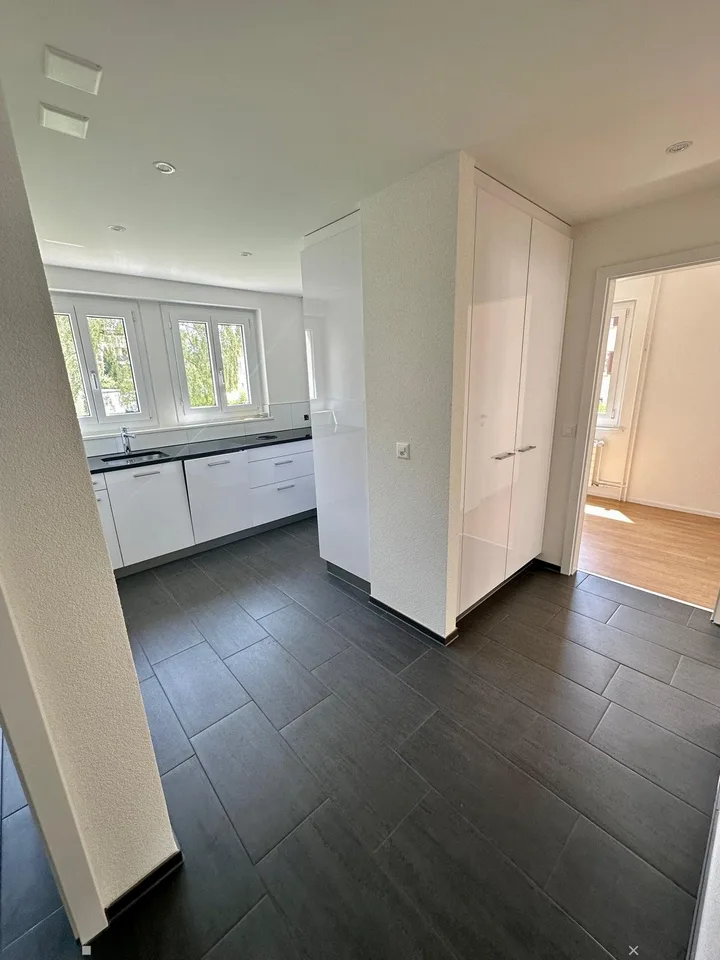 Renovierte 3-Zimmerwohnung mit Mansarde / Appartement rénovée de 3 pièces avec mansarde