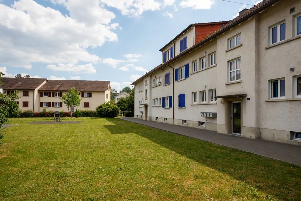 Renovierte 3-Zimmerwohnung mit Mansarde / Appartement rénovée de 3 pièces avec mansarde