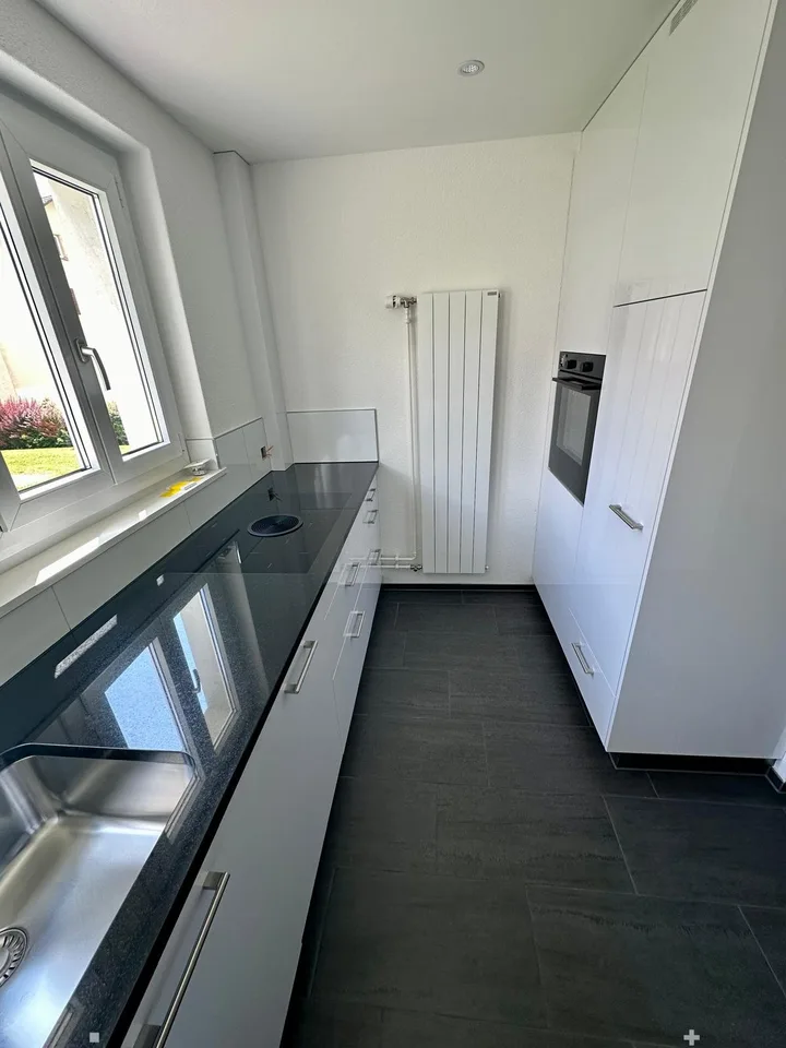 Renovierte 3-Zimmerwohnung mit Mansarde / Appartement rénovée de 3 pièces avec mansarde