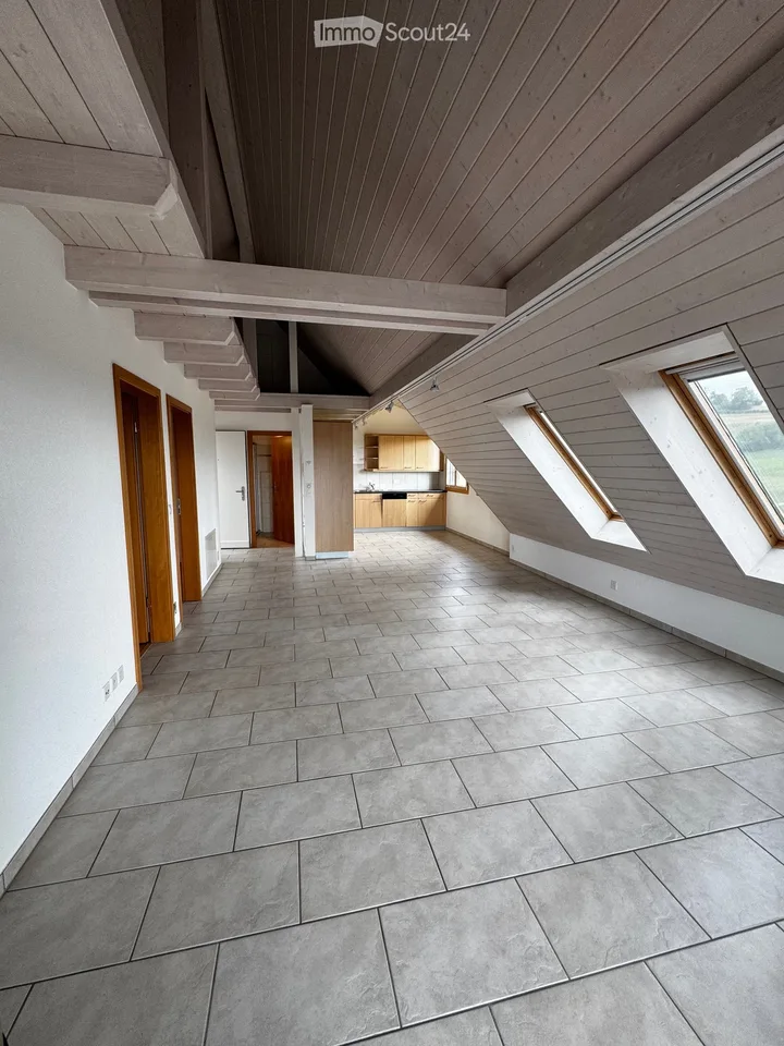 Wohnen mit Weitblick – helle 3½-Zimmer-Dachwohnung in Detligen