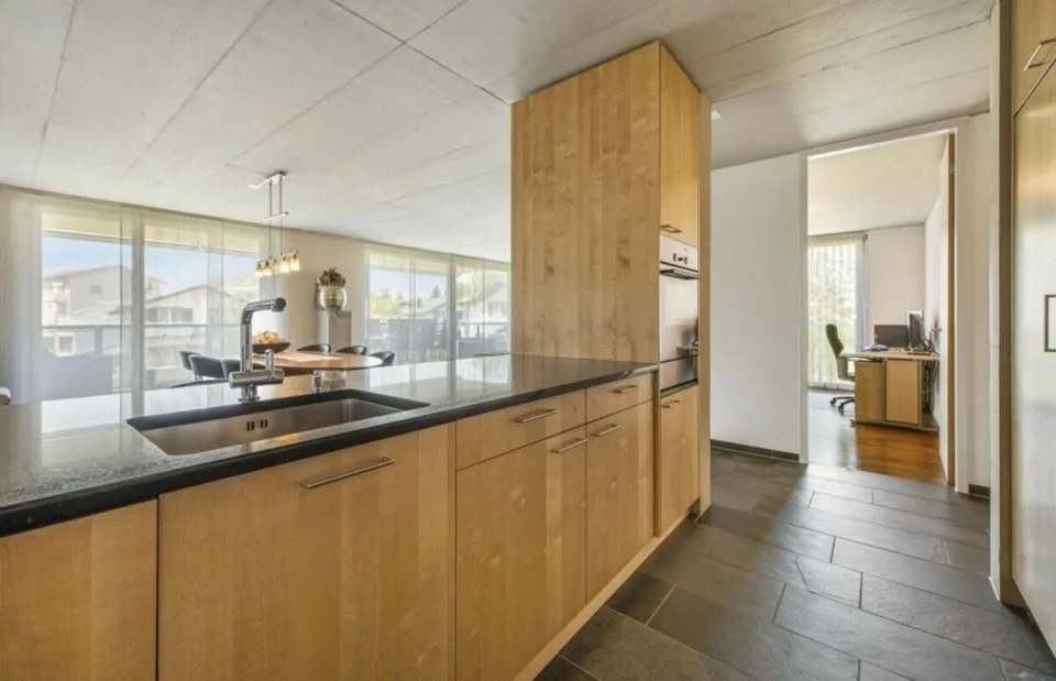 Ampio appartamento di 4,5 locali in una zona tranquilla – foto 8 di 9