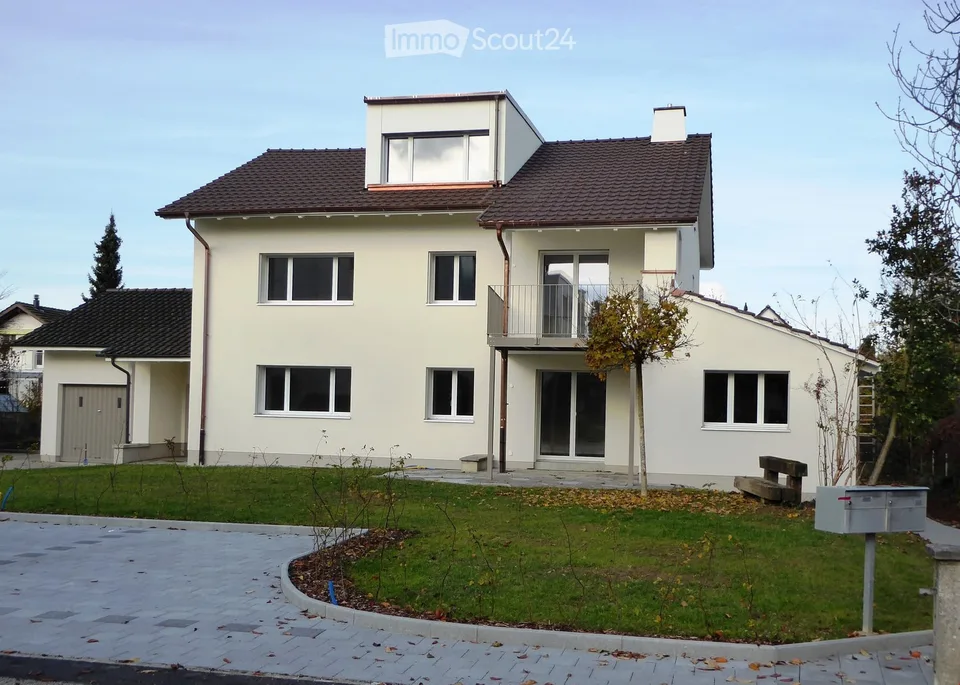 Appartement complètement rénové, beau, familial avec jardin