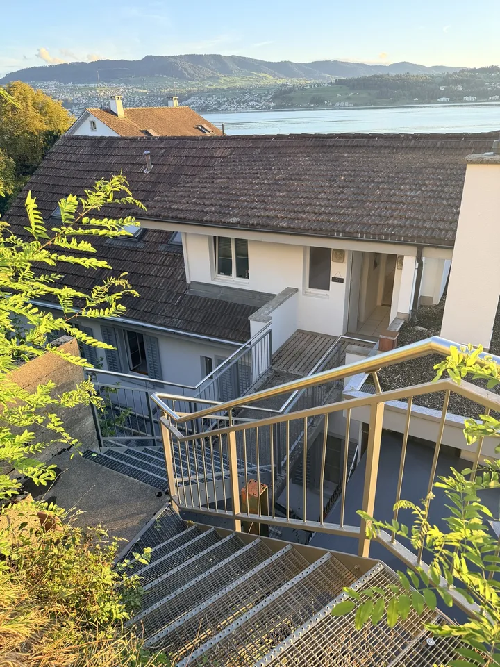 Appartamento di 3,5 locali in stile loft con vista lago e grande terrazza